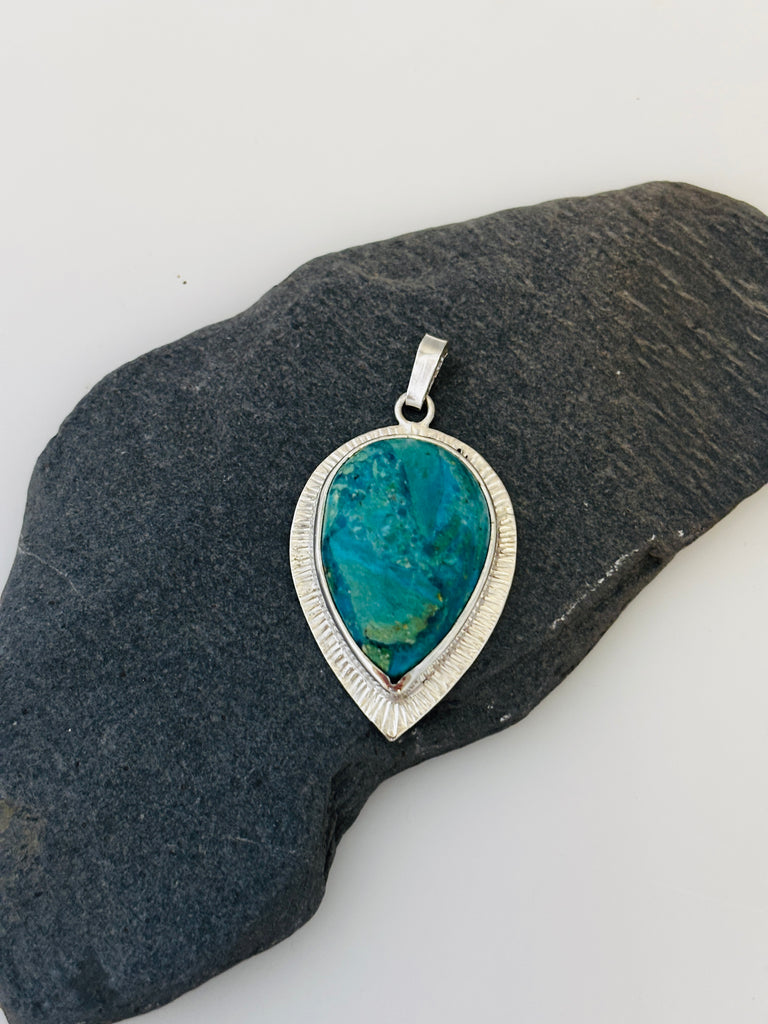 Peruvian Opal sterling silver pendant with radiating line textured border