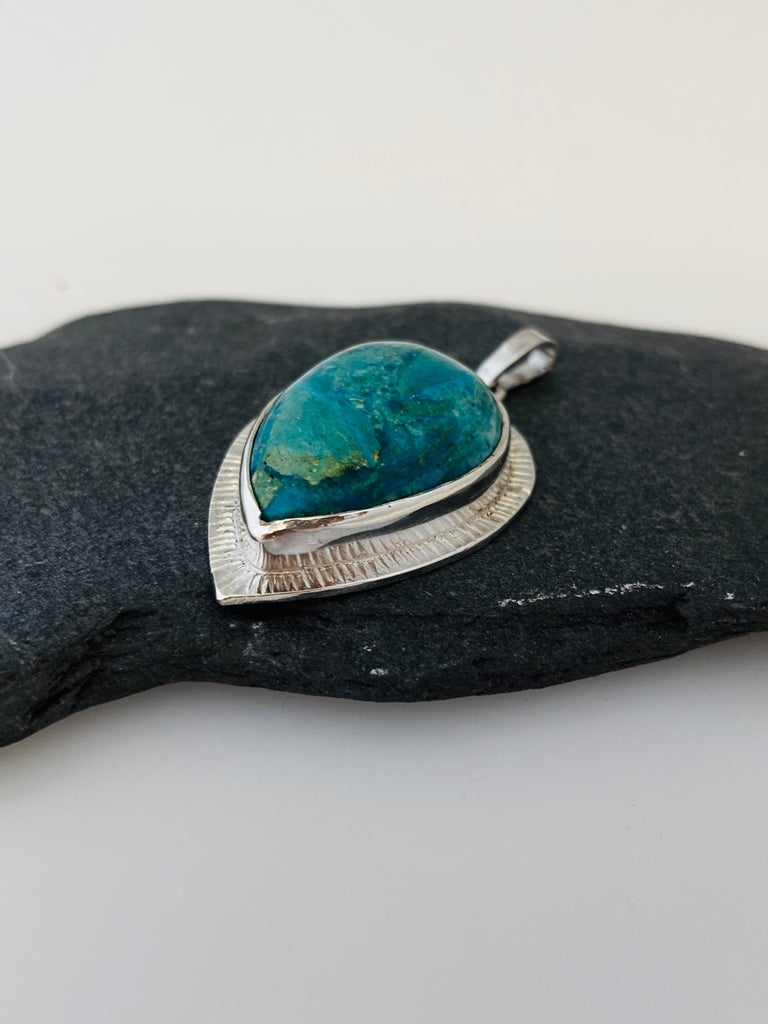 Peruvian Opal sterling silver pendant with radiating line textured border